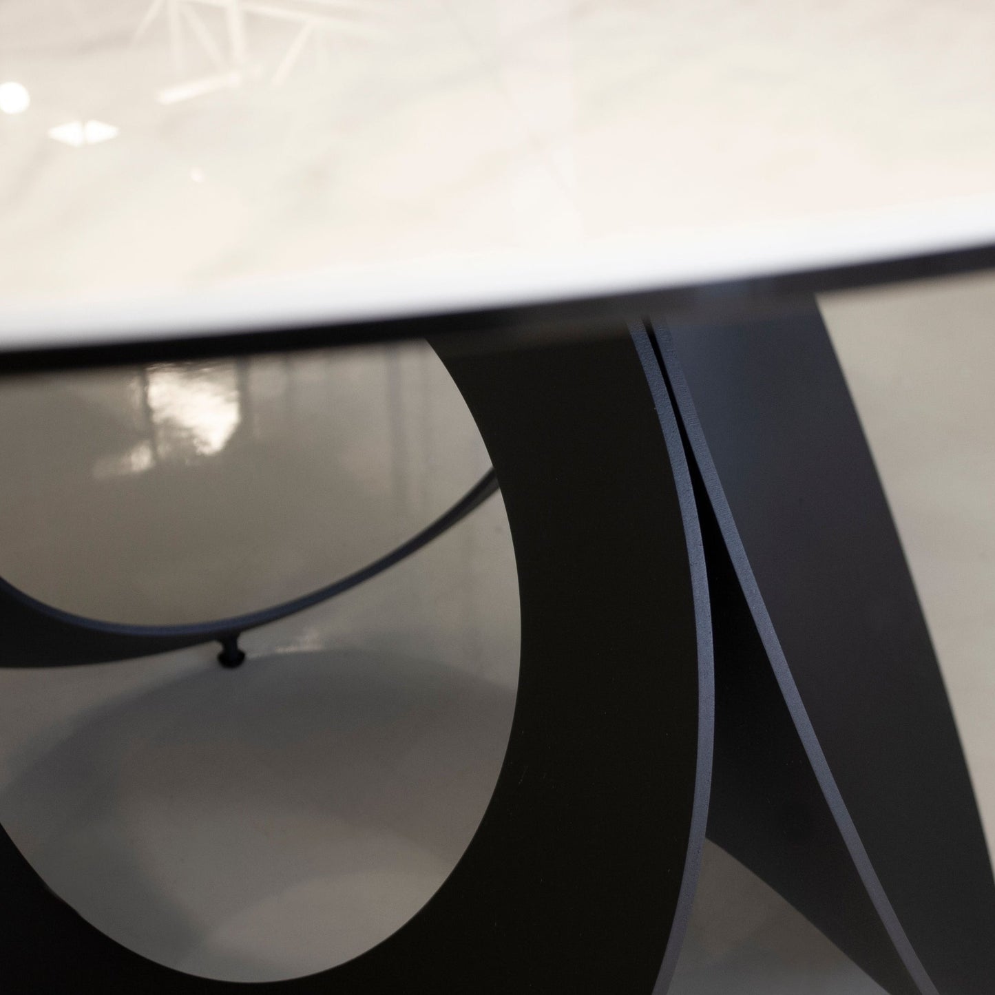 Optic dining table in white