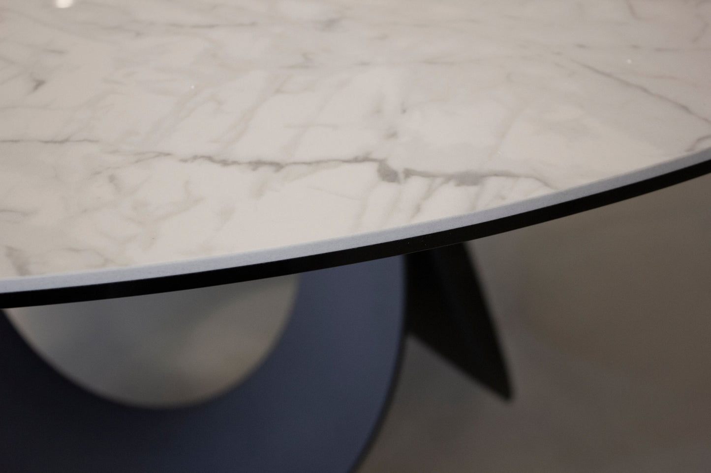 Optic dining table in white
