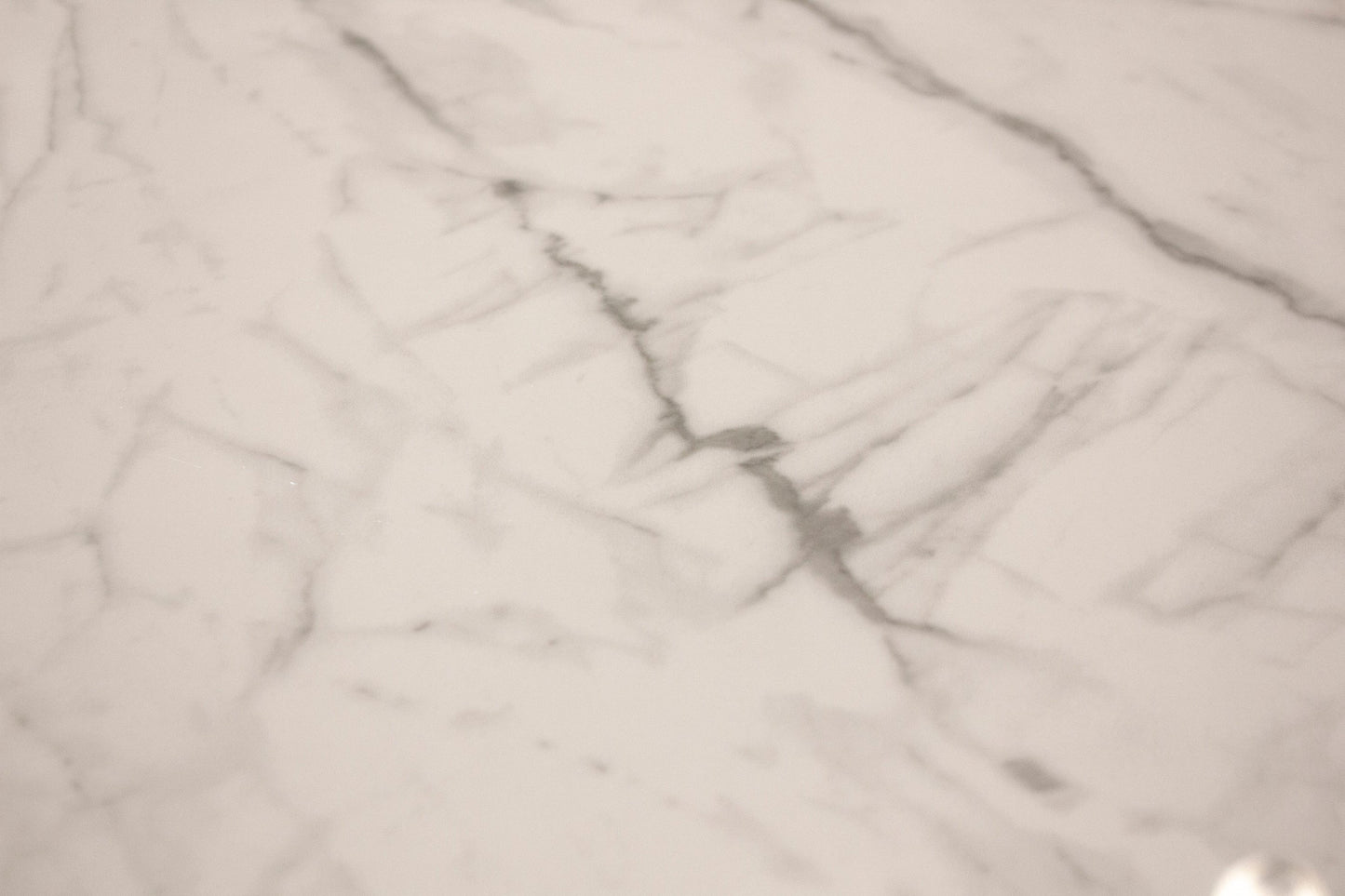 Optic dining table in white