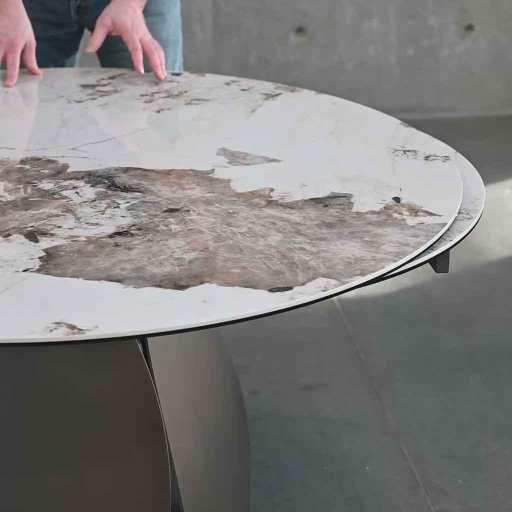 Forma dining table in magellano
