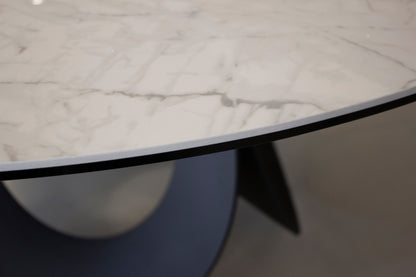 Optic dining table in white