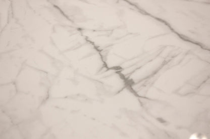 Optic dining table in white